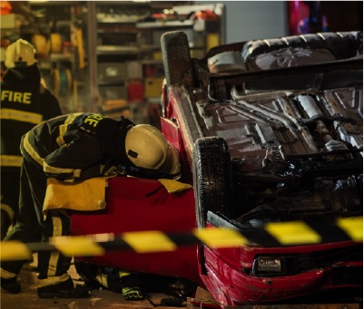 accidente de trafico siendo rescatado por los bomberos